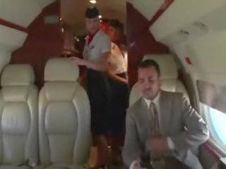 Kåta stewardesses suga deras klienter hård peter på den plane