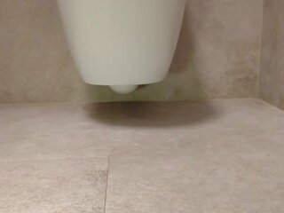 Očarujúce chodidlá v the toaleta