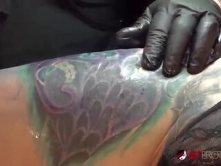 Марі bossette touches сама в той час як є татуювання