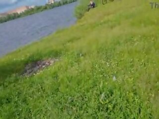 The exhibitionist om ferăstrău o lonely damsel în natura și a luat afară lui putz în față de ei și began pentru masturbeze the penis în față unfamiliar beauty&comma; el risks scaring her&comma; dar ea îi place pentru uite la o mare bărbat penis și vrea pentru vedea lui jet de sperma