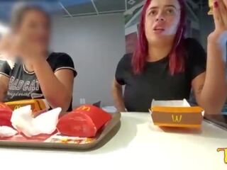 Duas safada aprontando com os peitos de fora enquanto comem aucun mcdonald’s - anjinha tatuada oficial