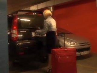 Stewardess is neer op haar knieën voor magnificent pijpen