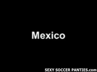 Sportlik mehhiko jalgpall hottie eemaldamine ära tema vormiriietus
