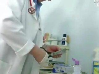 Διεστραμμένος/η md examining του ασθενής