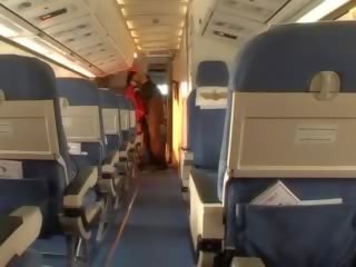 पर्फेक्ट हवा hostess मिल रहा गड़बड़ द्वारा भाग्यशाली पायलट