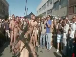 Publique plaza avec dépouillé hommes prepared pour sauvage coarse violent gai groupe xxx film