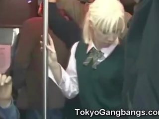 Бял смесени момичета момчета в япония метро!