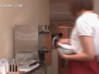 Azjatyckie kelnerka dostaje cycki grabbed przez jej szef w praca